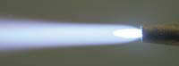 Факел пламени горелки, насыщенный кислородом (бледно-голубого цвета и маленький)
